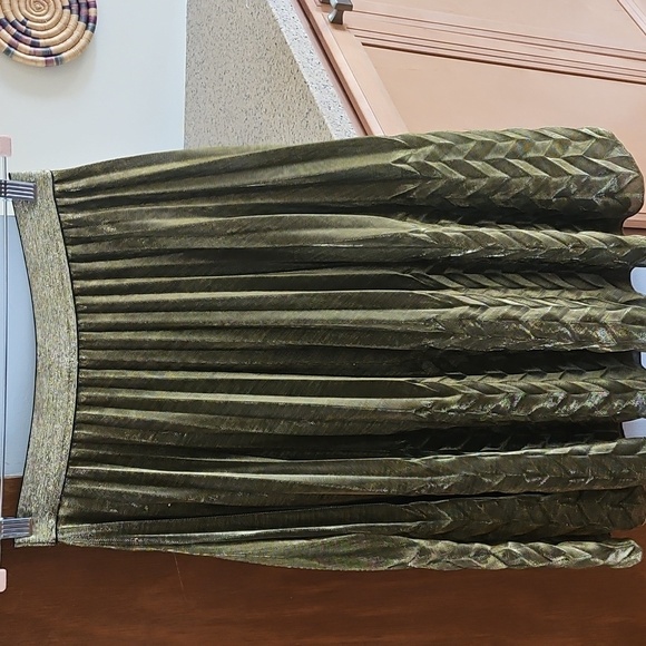 Elegant metallic olive Green Pleated Skirt - Picture 9 of 11